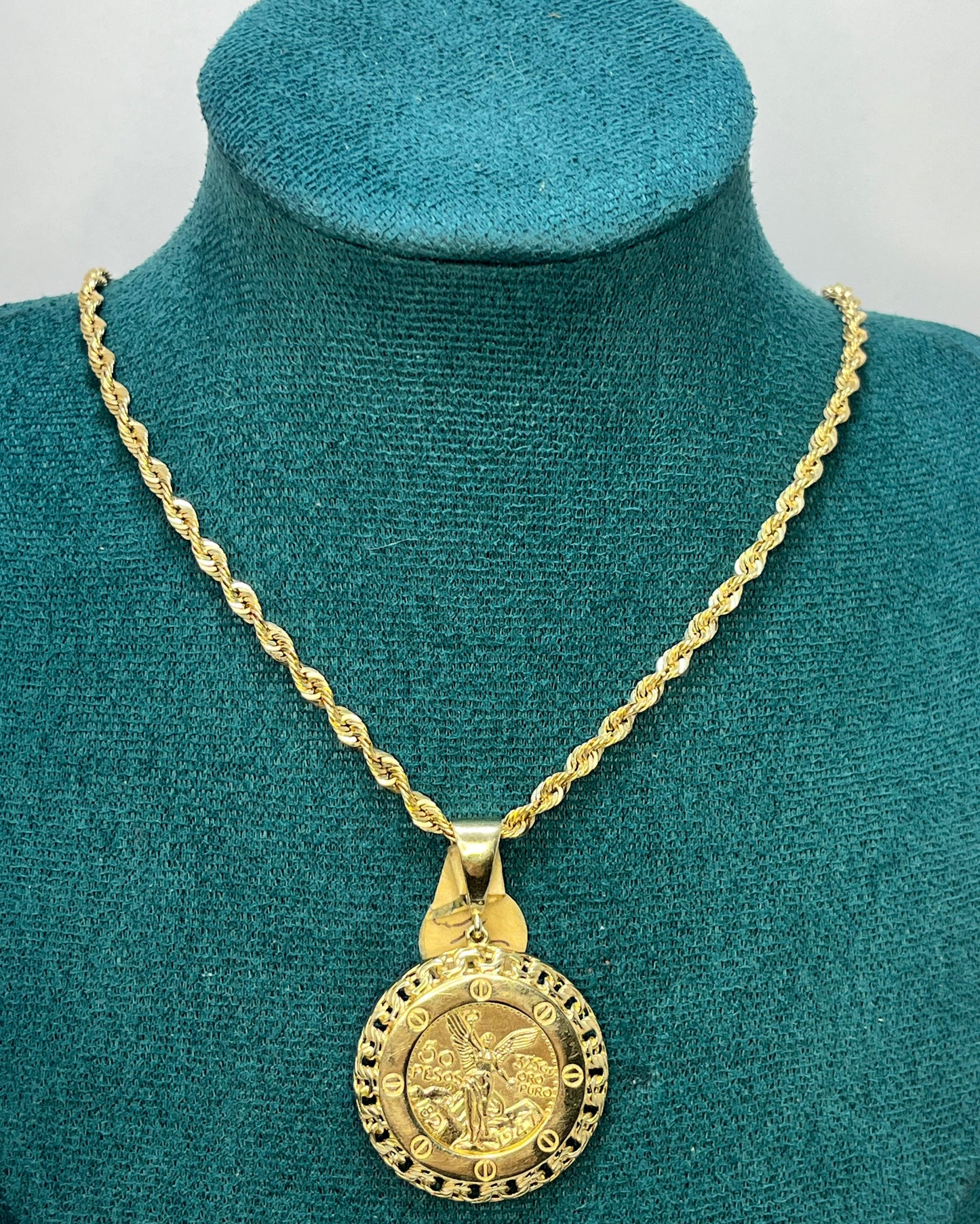 Colgante Medallón Moneda Clavos Oro 14K