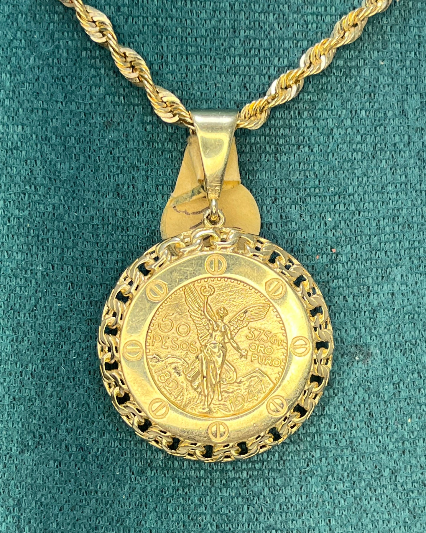 Colgante Medallón Moneda Clavos Oro 14K