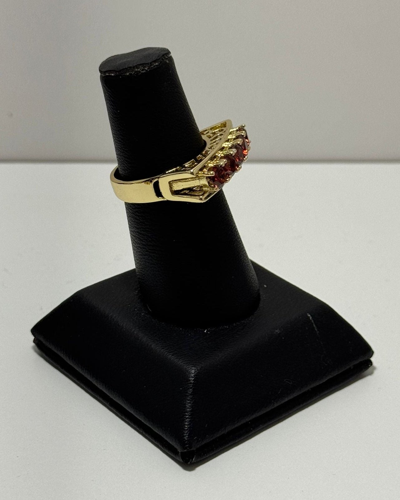 Fila Piedras Rojas Anillo Cover Gold