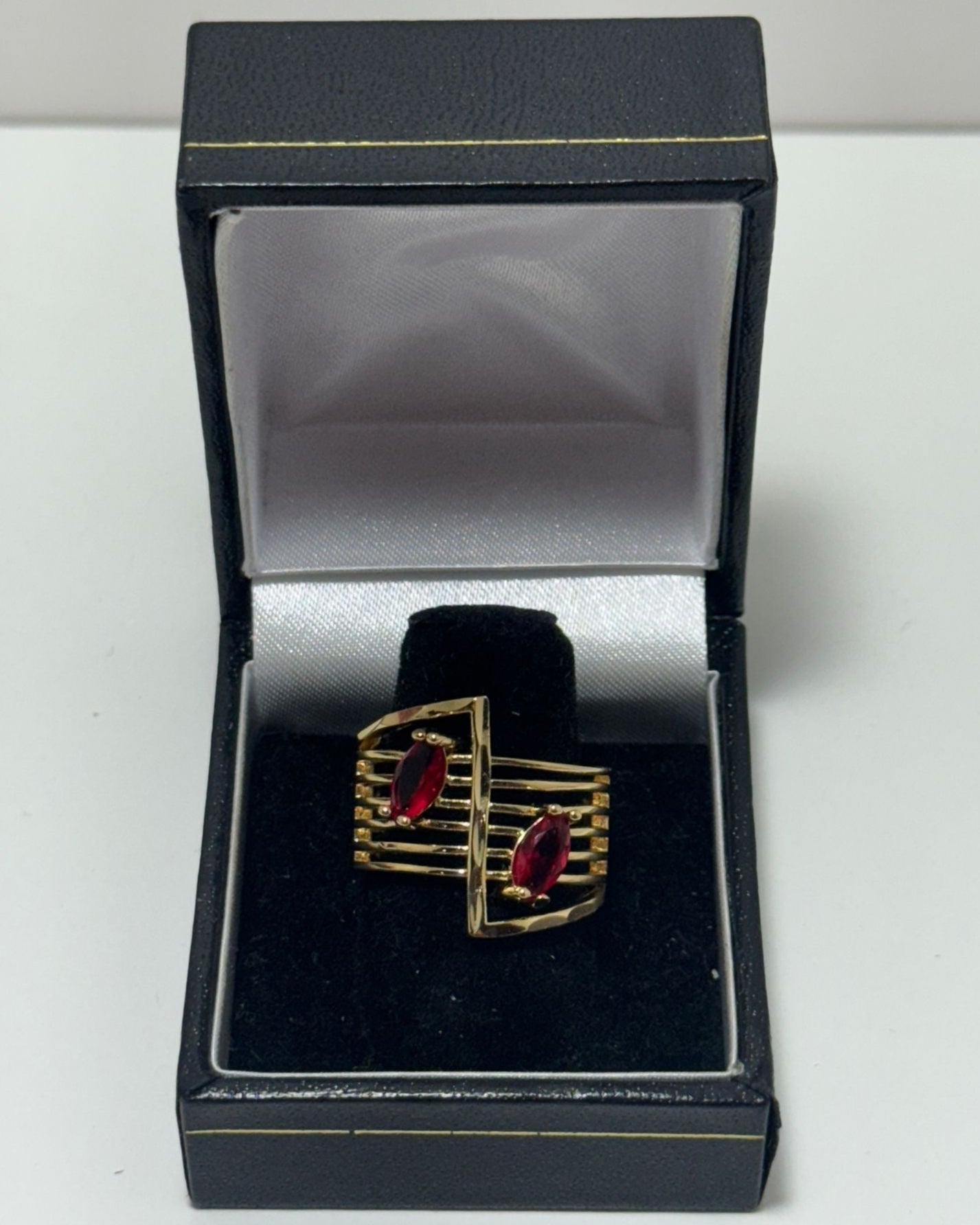 Líneas Circones Rojo Anillo Cover Gold