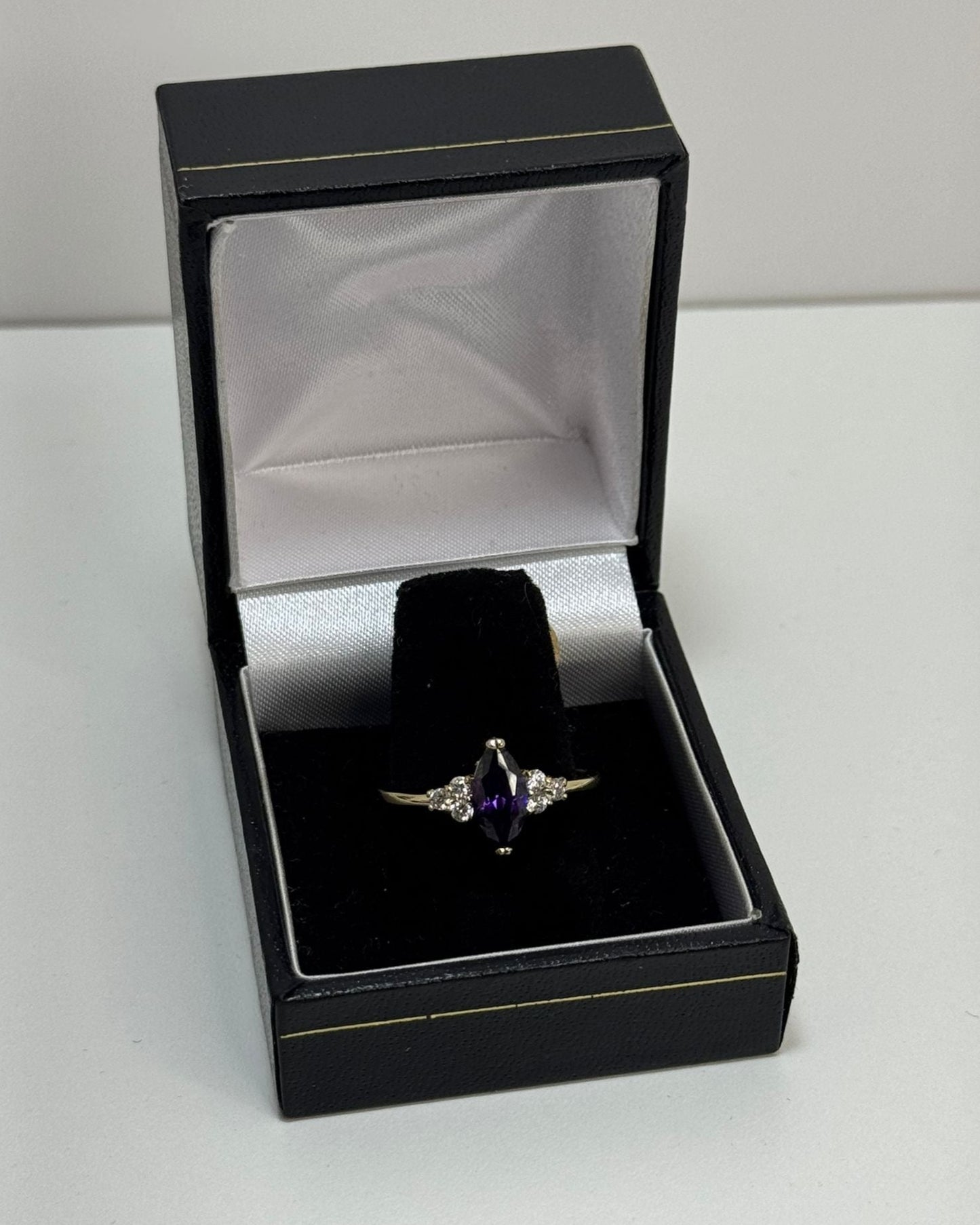 Piedra Morada Corte Marquise Anillo Cover Gold